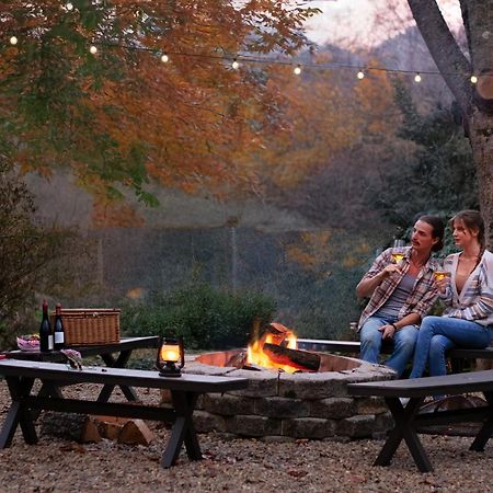 Outland Chalet & Suites Great Smoky Mountains Whittier Extérieur photo